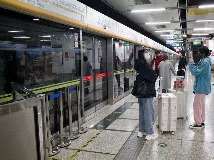 2023年4月29日，凌晨1点37分，地铁7号线北京西站，几名乘客正在候车。新京报记者 王贵彬 摄