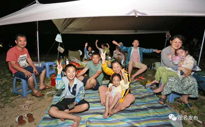 游玩的市民零距离体验露营、音乐、游戏等丰富多彩的活动。