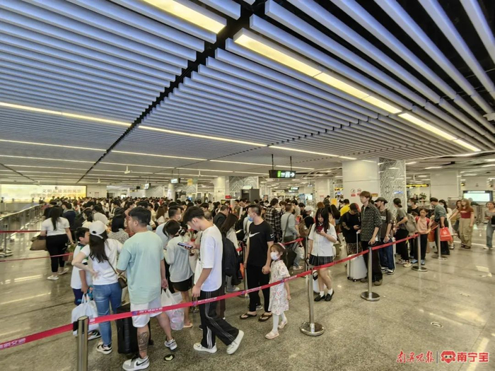“五一”期间，不少市民乘客在南宁东站下车后转乘地铁