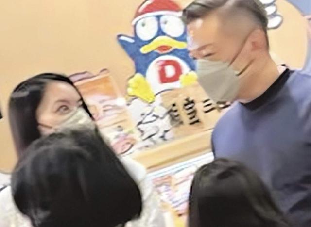 恭喜!香港知名女星公开新恋情,未婚产女遭大20岁前男友家暴