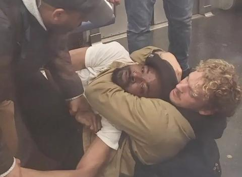 流浪汉乔丹·尼利在地铁上被一名海军陆战队员勒死（视频截图）