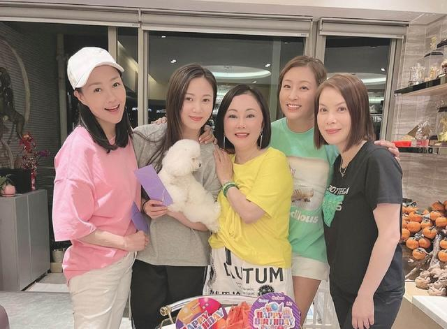 恭喜!香港知名女星公开新恋情,未婚产女遭大20岁前男友家暴