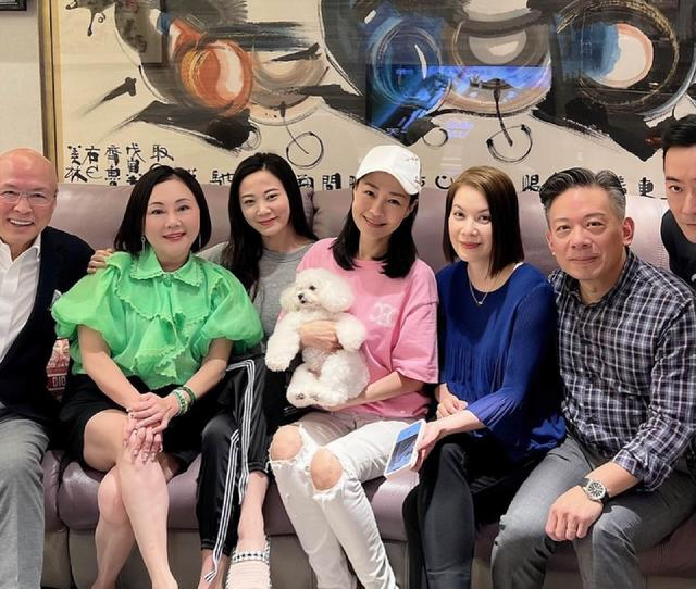 恭喜!香港知名女星公开新恋情,未婚产女遭大20岁前男友家暴