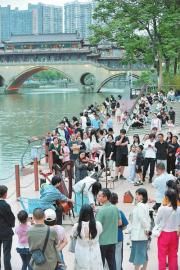 　　4月29日到5月3日，成都400组街头艺人在40个音乐新场景里开展特色主题艺术表演。