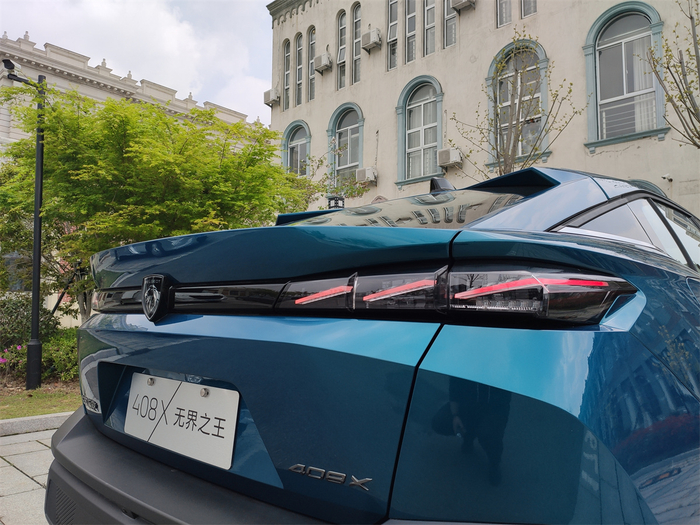 408X在这个角度下同时拥有轿车、轿跑、SUV几种车型的既视感