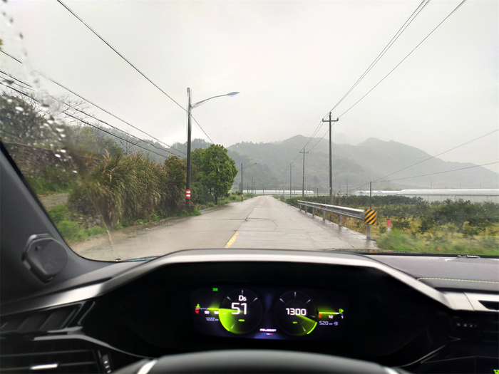 这种路面质量一般的道路反而能感受到408X出色的悬架表现