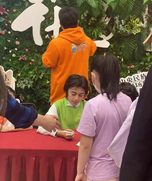 刘烨儿子诺一近照曝光,浓眉大眼有贵气,被指撞脸何炅丁真等人