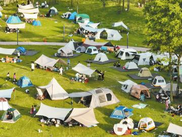 4月29日，人们在成都彭州市通济花海露营公园休闲度假。