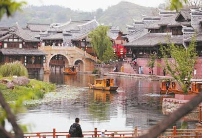 4月29日，到宜宾市李庄古镇游玩的游客络绎不绝。