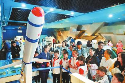 　　5月3日，众多游客走进绵阳市科技馆参观、体验，了解中国科技的独特魅力。