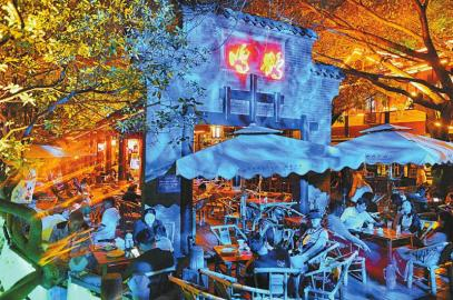 5月1日，游客在夜色中的鹤鸣茶社感受成都的安逸。