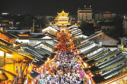 5月1日晚，凉山州西昌市建昌古城夜色如画，游人如织。