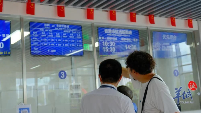 旅客在咨询航班信息