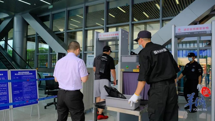 旅客有序通过安检通道