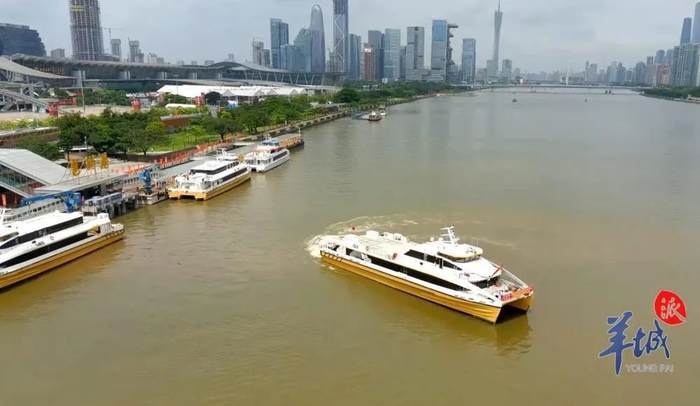  “海珠湖”号高速客船缓缓驶离岸边