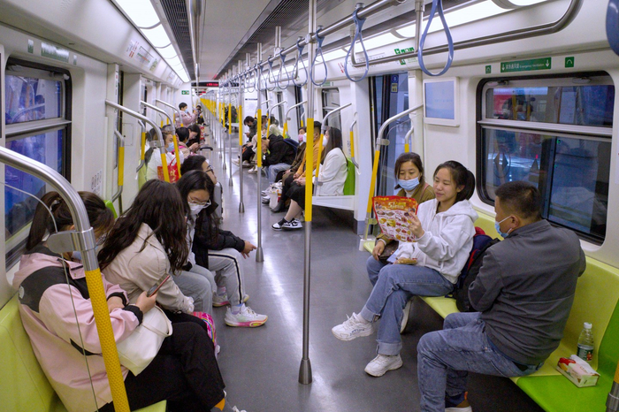 4月29日，北京地铁16号线首班车提前至凌晨3点开始运行，车厢内坐了不少乘客。新京报记者 王贵彬 摄