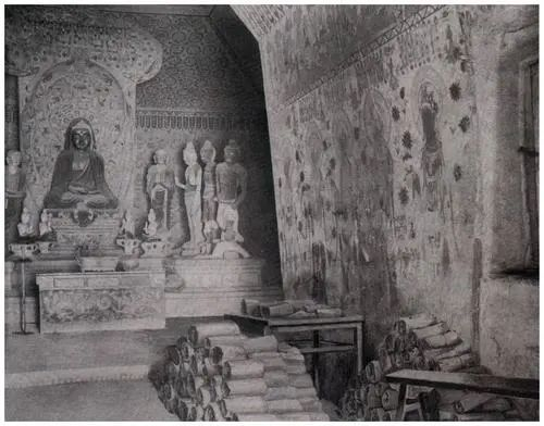 100多年前敦煌藏经洞重见天日时的照片