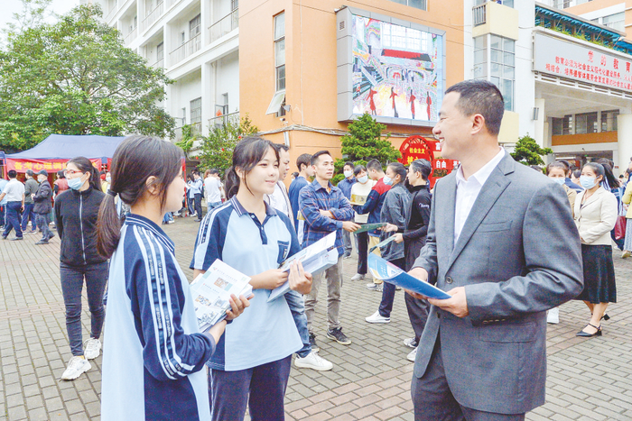 ▲家长向职校学生了解其就读职校具体情况。