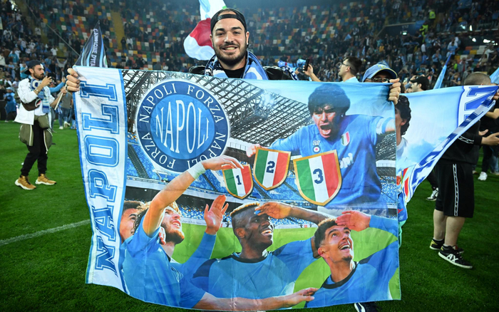 那不勒斯球迷展示海报，庆祝球队夺冠。  图/新华社