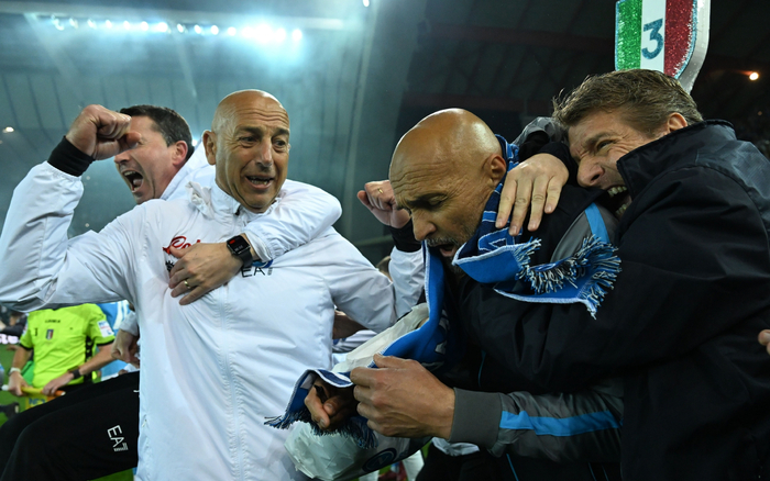 那不勒斯主教练斯帕莱蒂（右二）庆祝球队夺冠。  图/新华社