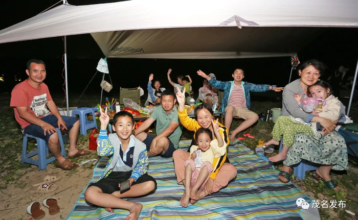 游玩的市民零距离体验露营、音乐、游戏等丰富多彩的活动。