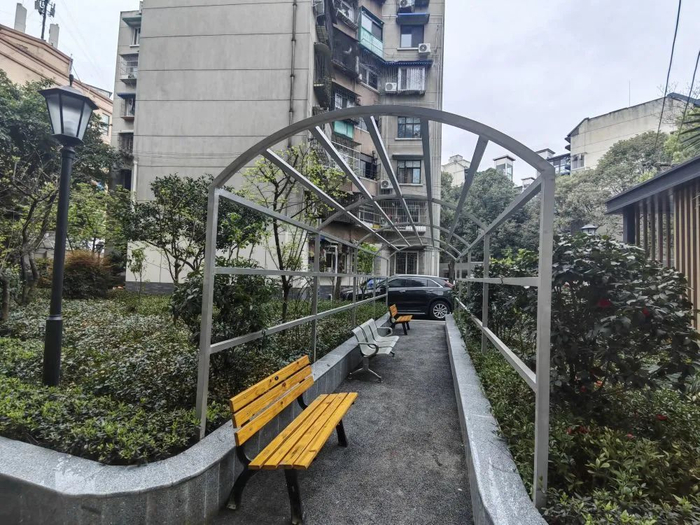 ▲成都同馨苑小区在改造中根据居民意见新建了花架。新华社记者董小红 摄