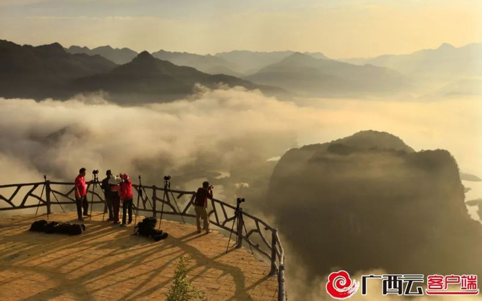 游客在河池坡豪湖国家湿地公园观光。韦禄东 摄