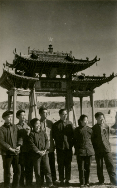 1962年秋，宿白、常书鸿、李承仙与北京大学历史系考古专业实习学生（樊锦诗：左三）在莫高窟大牌坊前。图片来源：北京大学