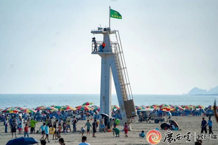 游客在防城港市防城区白浪滩景区嬉戏玩耍。广西日报-广西云客户端记者 苑长军 通讯员 钟文 颜循聪 摄