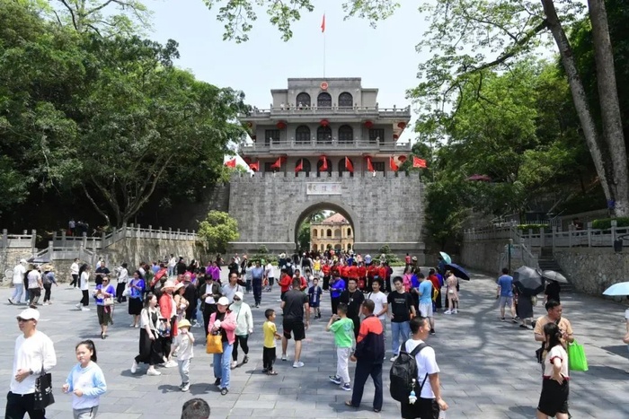 5月1日，游客在崇左友谊关关楼前打卡拍照游玩。图源崇左宣传