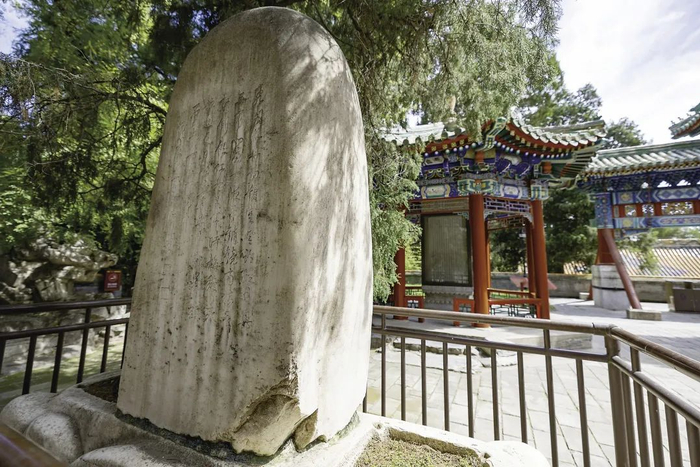 ▲北海中的“昆仑”石也是艮岳遗石