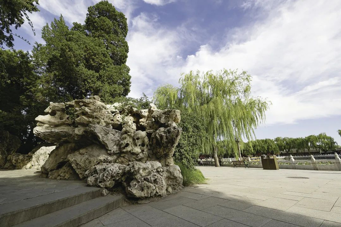 ▲登上琼岛便能看到点缀各处的怪石