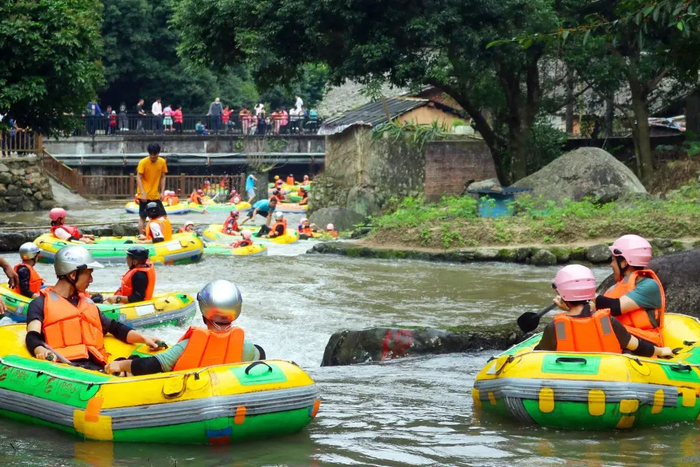 游客体验玉林大容山景区桫椤谷漂流。图源玉林发布