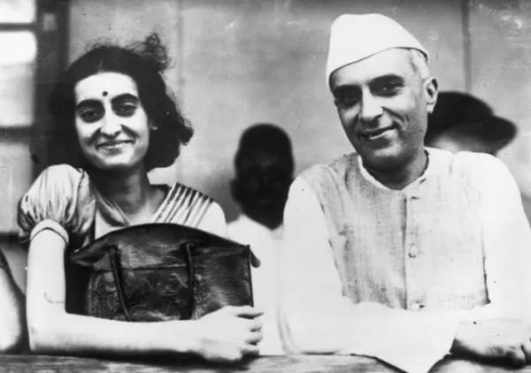 英迪拉·甘地和她的父亲尼赫鲁