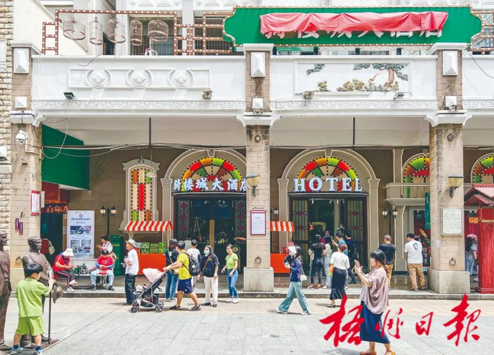 5月2日，许多市民来到梧州骑楼城牌坊附近游览拍照。图源梧州日报