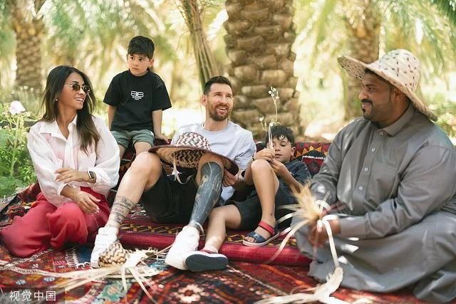 梅西一家前往沙特参加活动。