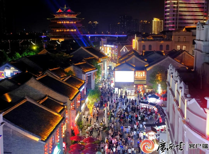 “五一”假期，南宁三街两巷历史文化街区热闹非凡。广西日报-广西云客户端记者 徐天保 摄