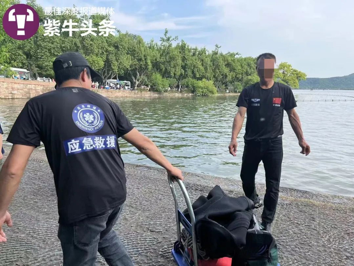 网传黄易某与同伴下水打捞的照片