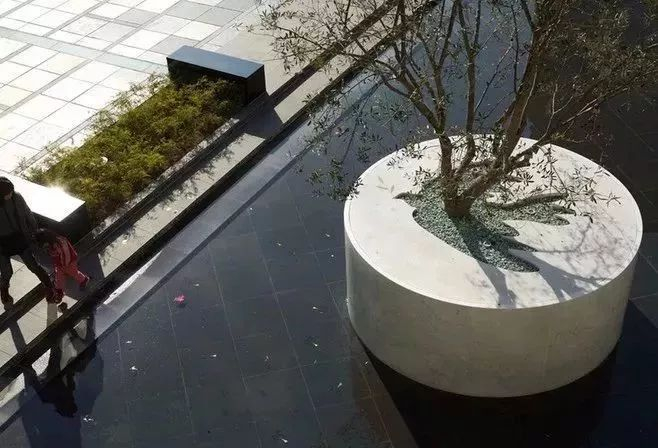 如何把一个普通的树池设计得很巧妙呢?看这里~