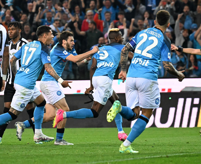那不勒斯球员奥斯梅恩（右二）进球后庆祝。  图/新华社