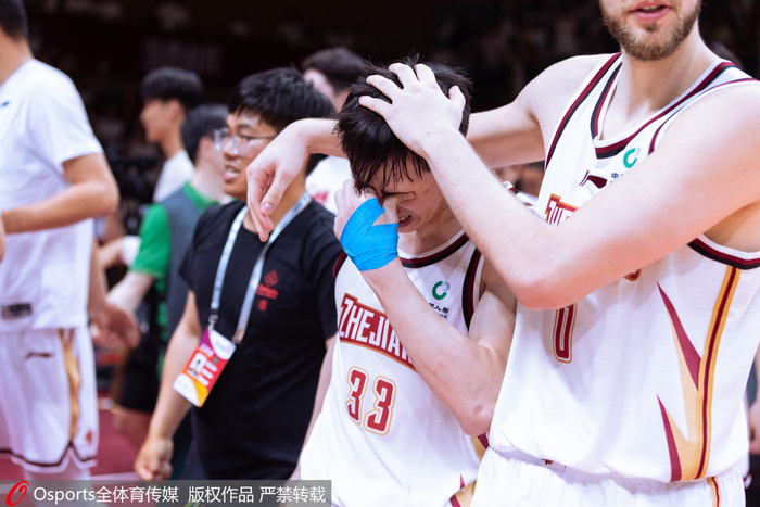 吴前赛后激动落泪。