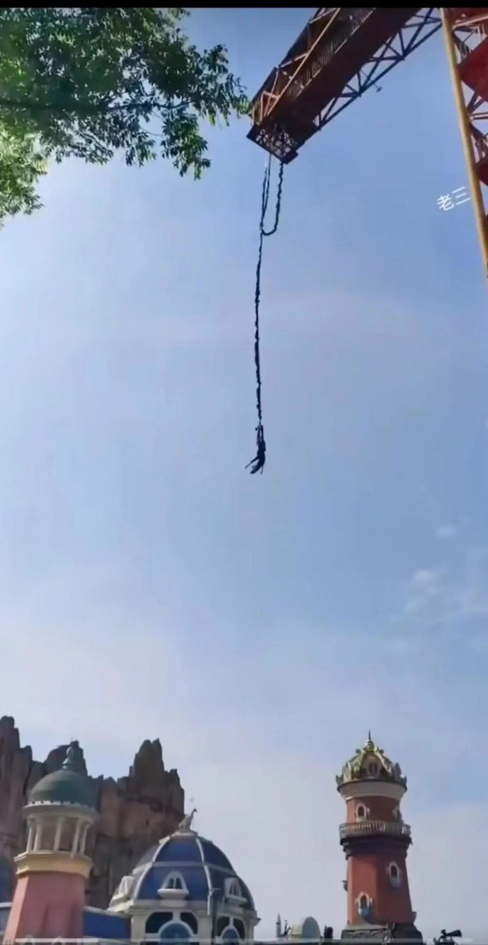 ▲女游客倒挂在空中