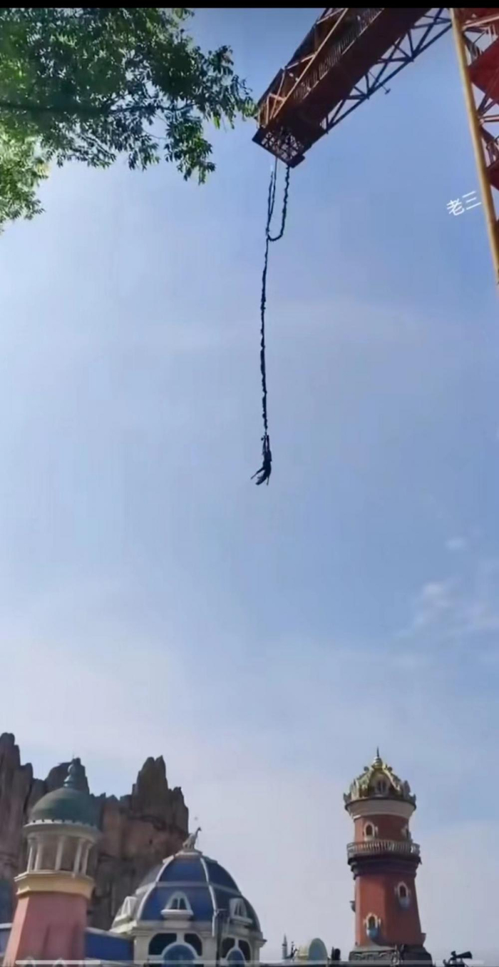 ▲女游客倒挂在空中。