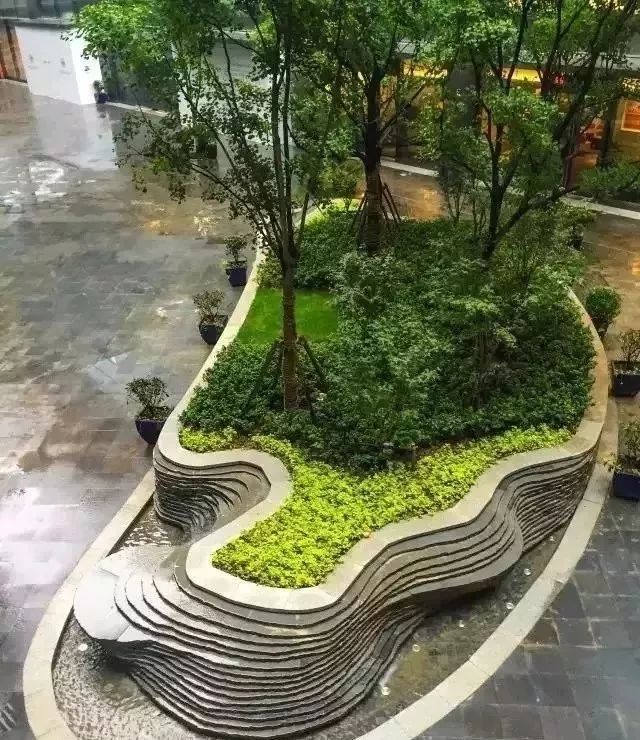 如何把一个普通的树池设计得很巧妙呢?看这里~