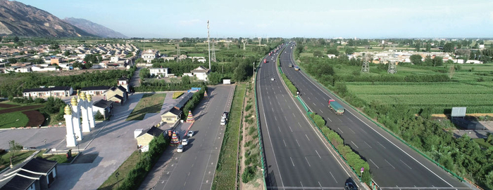 　　2022年7月25日，内蒙古土默特右旗，穿过敕勒川的京新高速