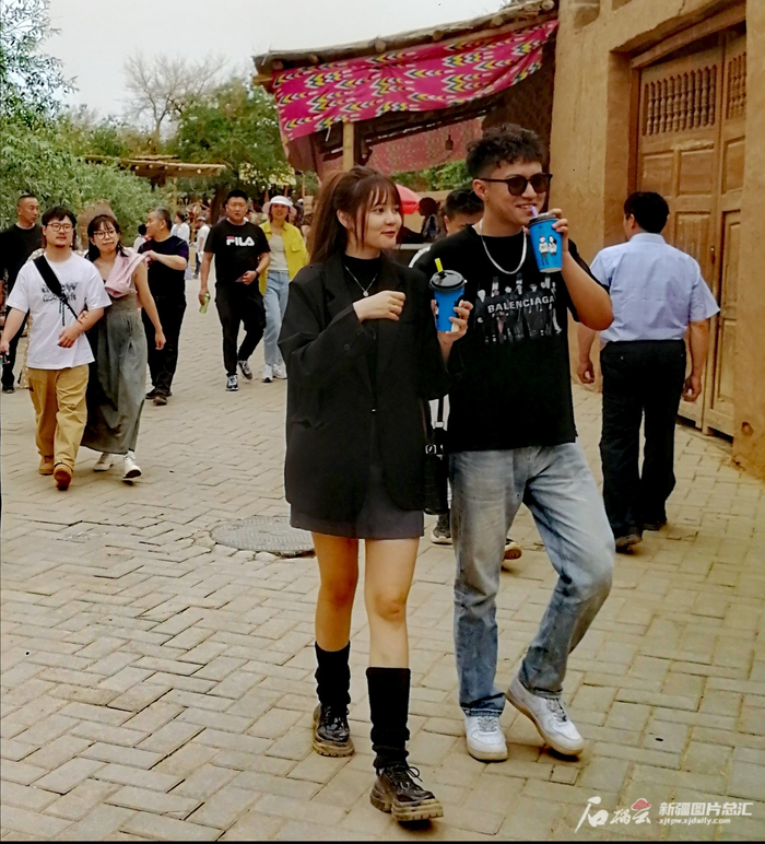 众多游客来吐峪沟村体验古村、古民居、古巷、古树。记者 贾春霞摄