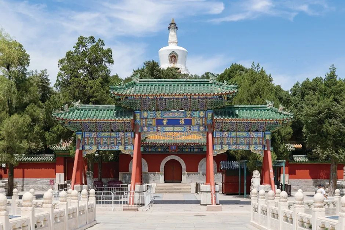 ▲堆云牌楼与白塔、绿树相映衬