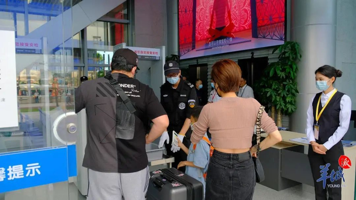 旅客有序通过安检通道