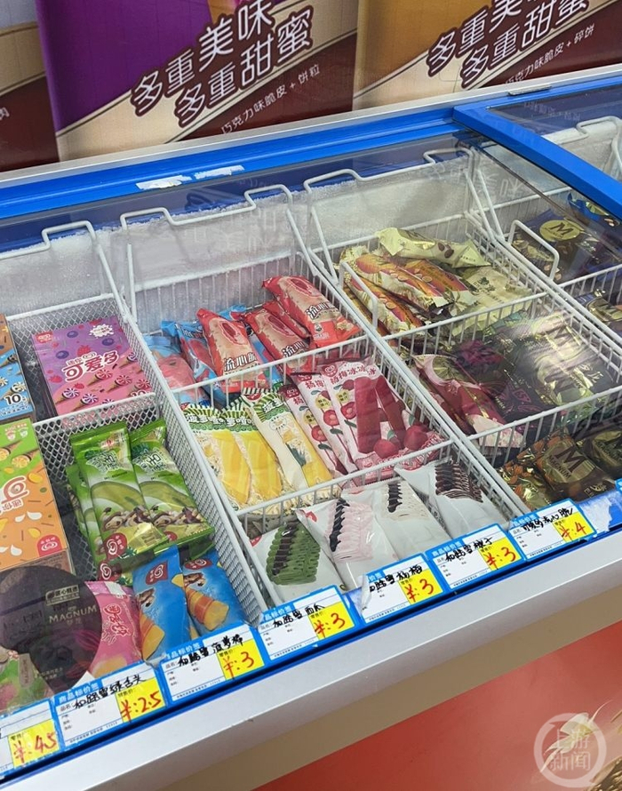 △冷饮店里各种冰糕雪糕均明码标价