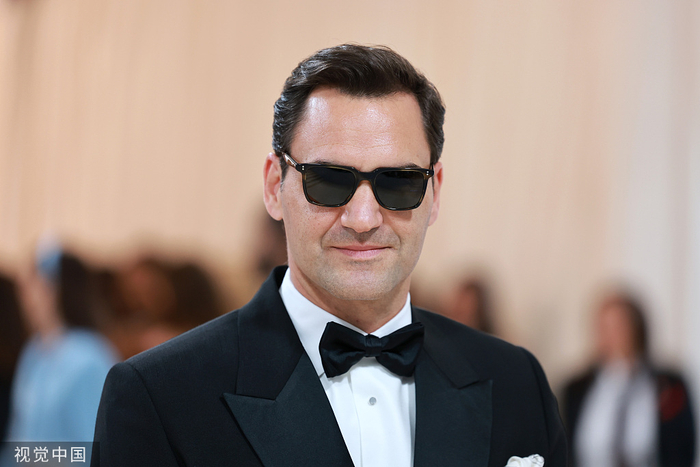 已经退役的费德勒依旧能入选收入前十。